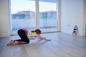 ragazza in linea formazione scolastica balletto classe a casa foto