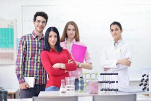 contento adolescenti gruppo nel scuola foto