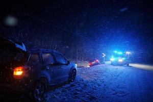 auto incidente su scivoloso inverno strada a notte foto