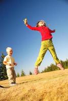 bambini che giocano fuori foto