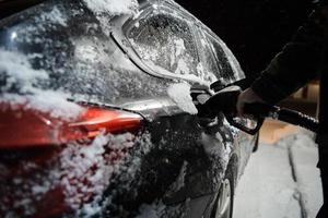 rifornimento carburante diesel gas su benzina stazione a inverno foto