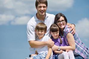 contento giovane famiglia avere divertimento all'aperto foto