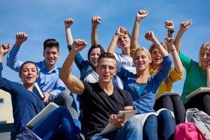 studenti al di fuori seduta su passaggi foto