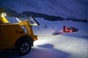 auto trainata dopo un incidente in una tempesta di neve foto