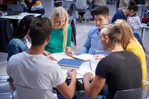 studenti gruppo studia foto