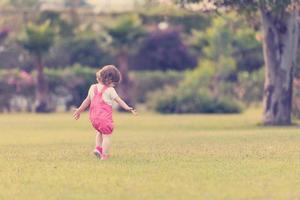 poco ragazza la spesa tempo a Giardino dietro la casa foto