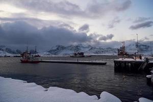 tradizionali cabine e barche di pescatori norvegesi foto