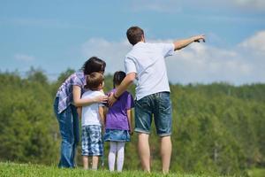 contento giovane famiglia avere divertimento all'aperto foto