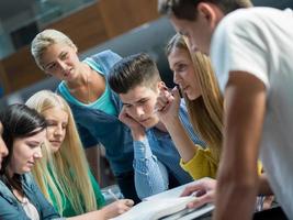 studenti gruppo studia foto