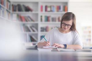 femmina alunno studia nel scuola biblioteca foto