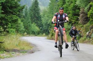 amicizia all'aperto su montagna bicicletta foto