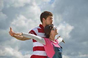 giovani coppie romantiche nell'amore insieme all'aperto foto