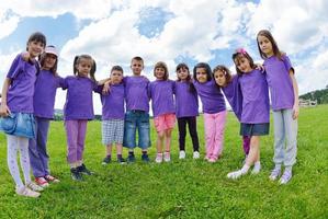 contento bambini gruppo avere divertimento nel natura foto