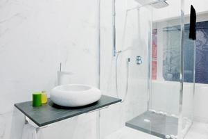 moderno nuovo bagno interno con vasca da bagno foto