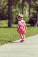 bambina che corre nel parco estivo foto