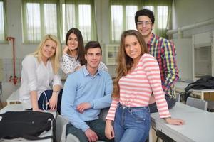 contento adolescenti gruppo nel scuola foto