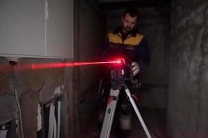 apparecchiature laser in un cantiere edile foto