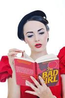 Svezia, 2022 - bellissimo giovane donna leggere libro foto