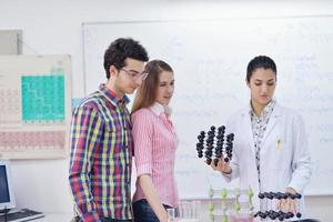 contento adolescenti gruppo nel scuola foto