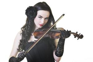 bellissimo giovane signora giocare violino foto