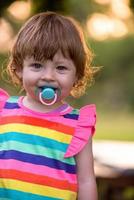 poco ragazza la spesa tempo a Giardino dietro la casa foto