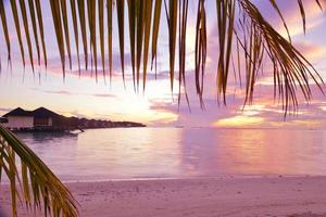 tramonto sulla spiaggia tropicale foto