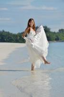 asiatico sposa su spiaggia foto