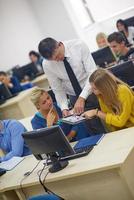 studenti con insegnante nel computer laboratorio classe foto