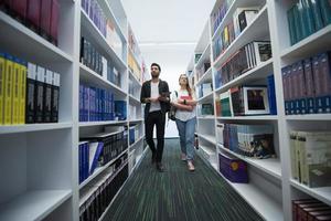 studenti gruppo nel scuola biblioteca foto