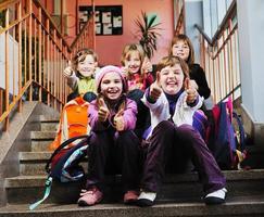 contento bambini gruppo nel scuola foto