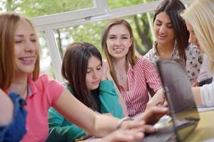 adolescenti gruppo nel scuola foto