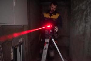 apparecchiature laser in un cantiere edile foto