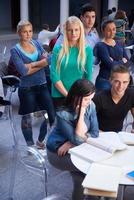 studenti gruppo studia foto