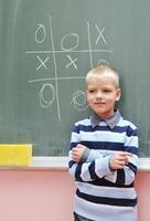 contento giovane ragazzo a primo grado matematica classi foto