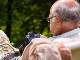 anziano fotografo preparazione telecamera foto