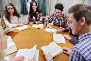 contento adolescenti gruppo nel scuola foto