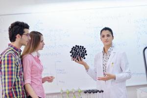 contento adolescenti gruppo nel scuola foto