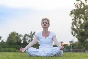 donna che fa esercizio di yoga foto