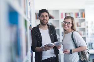 studenti coppia nel scuola biblioteca foto