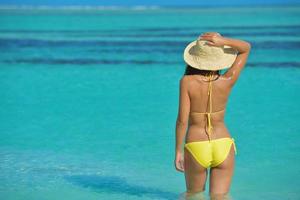 bellissimo donna rilassare su tropicale spiaggia foto