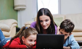 contento giovane famiglia avere divertimento a casa foto