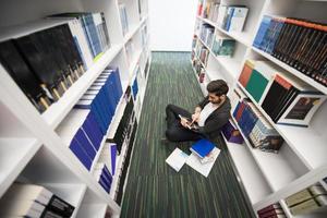 alunno studia nel scuola biblioteca foto