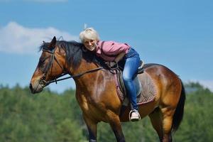 contento donna su cavallo foto