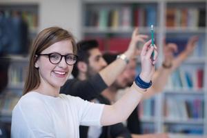 gruppo di studenti aumentare mani su foto