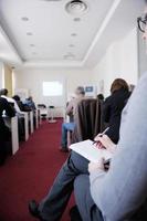 gruppo di uomini d'affari in seminario foto