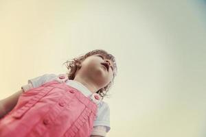 poco ragazza la spesa tempo a Giardino dietro la casa foto