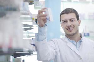 farmacista chimico uomo nel farmacia farmacia foto