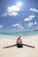 bellissimo giovane donna su spiaggia avere divertimento e rilassare foto