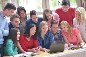 contento adolescenti gruppo nel scuola foto