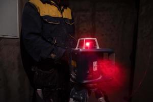 apparecchiature laser in un cantiere edile foto
